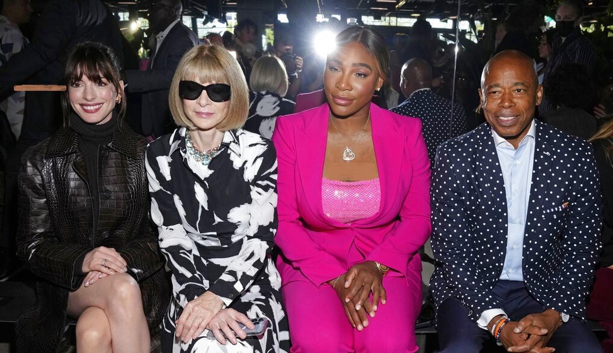 <p>Anne Hathaway, Anna Wintour, Serena Williams, dan Wali Kota New York Eric Adams di fashion show Michael Kors. (Charles Sykes/Invision/AP)</p>