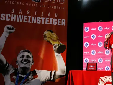Pemain baru Major League Soccer Chicago Fire (MLS), Bastian Schweinsteiger menunjukan jerseynya saat konferensi pers di The PrivateBank Fire Pitch di Chicago, Rabu (29/3). (AP Photo/Nam Y. Huh)