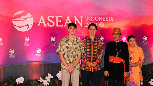 Potret Pangeran Mateen yang Tampil Keren dalam Balutan Batik Warna Biru dan Xavier Trudeau yang Tak Kalah Kece Saat Mendampingi Ayah Mereka di Gala Dinner KTT ASEAN 2023 (Foto: Laily Rachev - Biro Pers Sekretariat Presiden)