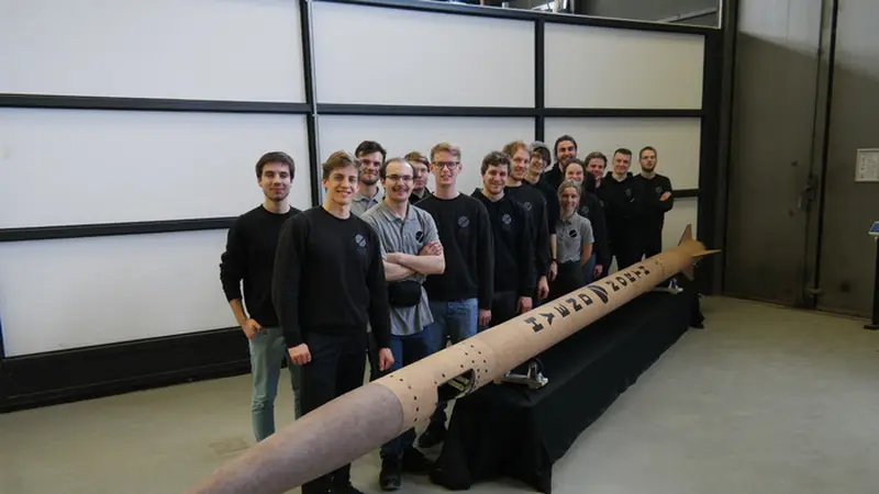 Kelompok tim HyEnD dari University of Stuttgart dengan roket buatan sendiri yang bernama N2ORTH. Kredit: HyEnD