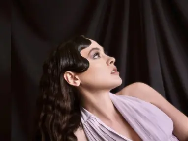Seperti penampilan terbaru Jolene dengan rambut keritingnya ini. Ia terlihat anggun saat menjalani sesi pemotretan dengan mengusung gaya rambut bergelombangnya. (Liputan6.com/IG/@joleneemarie).