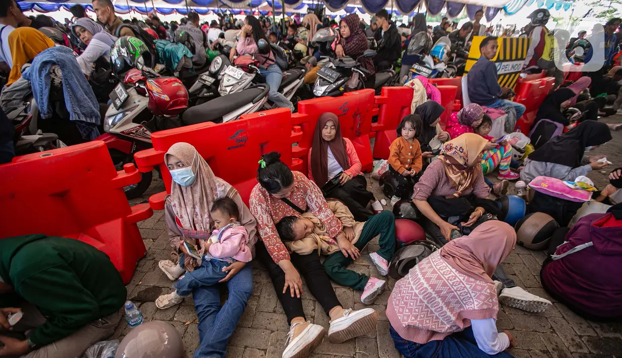 Mereka pun beristirahat dengan kondisi seadanya. (Liputan6.com/Angga Yuniar)