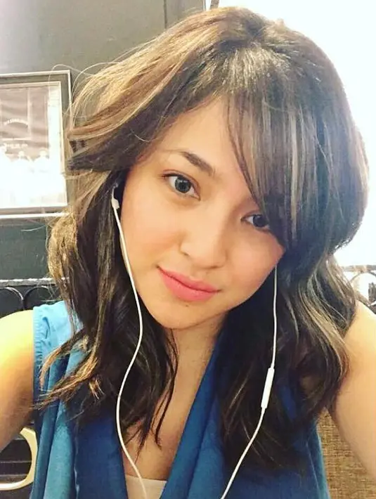 Gaya Caca yang satu ini juga begitu menarik dan terlihat seperti anak remaja. Mantan istri Ben ini memakai baju berwarna biru, dan rambutnya dibuat agak curly.  (Instagram/marshanda99)