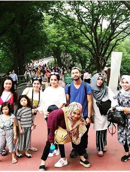 Selain Raffi dan Gigi, terlihat juga ibu keduanya yang ikut dalam rombogan tersebut. (Instagram/raffinagita1717)