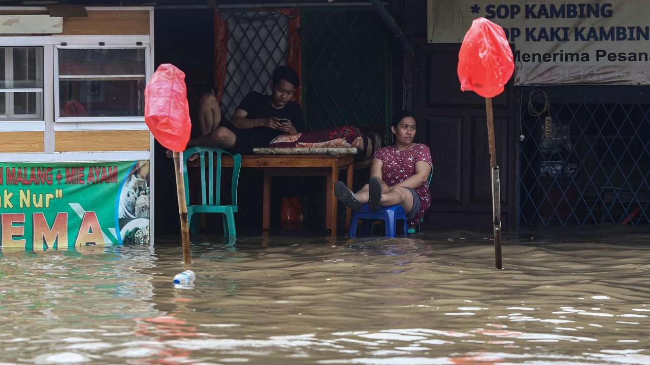 Kondisi terkini jalan penghubung Tangerang-Jakarta lumpuh akibat banjir