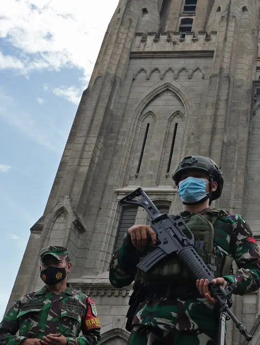 Sejumlah anggota gabungan melakukan pengamanan saat perayaan Paskah di Gereja Katedral, Jakarta, Jumat (2/4/2021). Sejumlah personel gabungan TNI-Polri disipakan untuk melakukan pengamanan di sejumlah gereja pada perayaan Paskah. (Liputan6.com/Herman Zakharia)