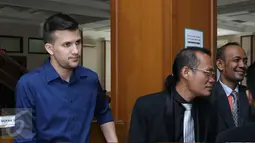 Stuart Collin saat memasuki ruang sidang Pengadilan Agama Jakarta Selatan, Kamis (24/3).  Setelah melalui proses panjang, gugatan cerai Risty Tagor terhadap Stuart Collin akhirnya dikabulkan oleh majelis hakim. (Liputan6.com/Herman Zakharia)