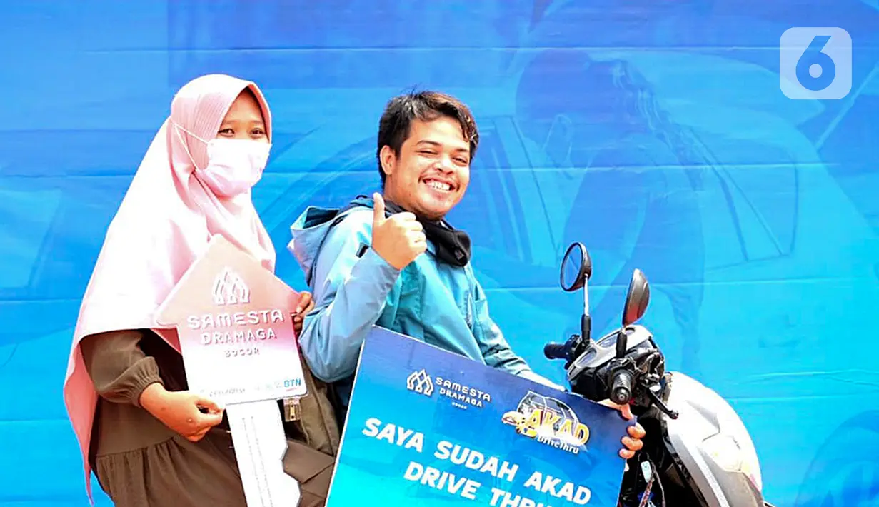 Calon debitur KPR Subsidi foto bersama usai akad drive thru di Perumahan Samesta Dramaga Bogor, Minggu (22/8/2021). Akad kredit drive thru tanpa harus turun dari kendaraan dilakukan apabila sudah memenuhi syarat administrasi. (Liputan6.com/HO/BTN)