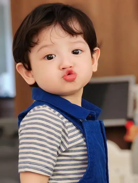 Seperti mama dan papa, Jourell punya banyak gaya saat dipotret