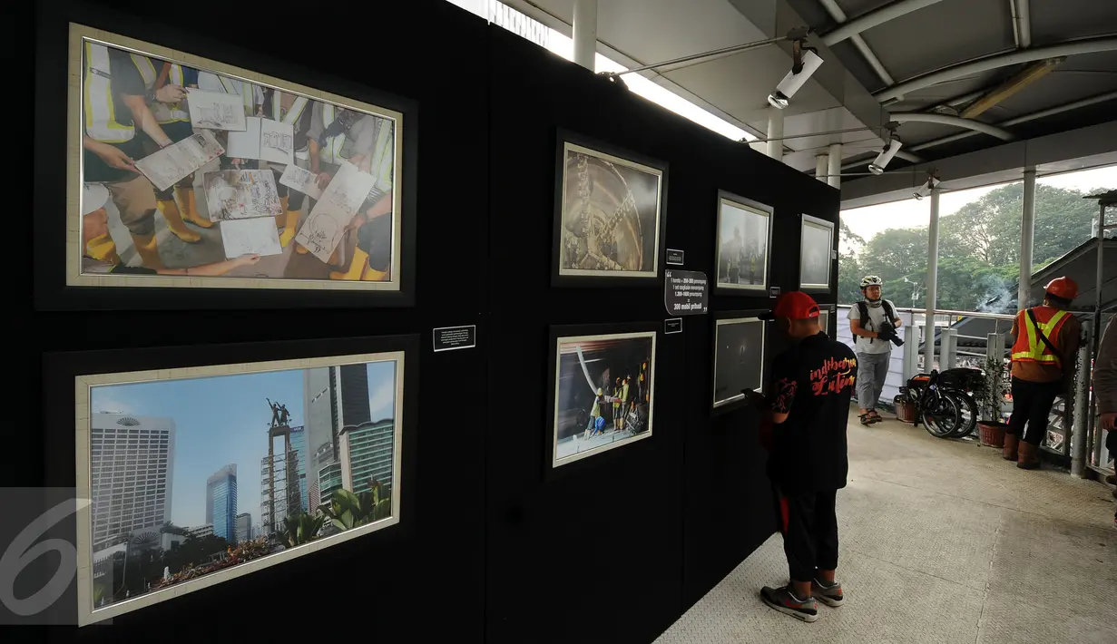Sejumlah foto kemajuan pembangunan MRT dipamerkan di JPO Bundaran Hotel Indonesia, Jakarta, Minggu (7/5). Pameran bertema Aku, Kamu, Kita #UbahJakarta. (Liputan6.com/Helmi Fithriansyah)