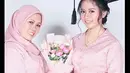 Melalui unggahan di instagramnya, Sus Rini membagikan momen saat mendampingi putrinya wisuda SMK 1 Ciamis. [Instagram/riniperdiyanti]