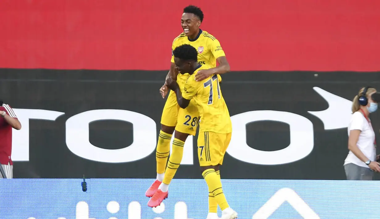 Pemain Arsenal, Joe Willock, melakukan selebrasi usai membobol gawang Southampton pada laga Premier League di Stadion St Mary, Kamis (25/6/2020). Arsenal menang 2-0 atas Southampton. (AP/Mike Hewitt)