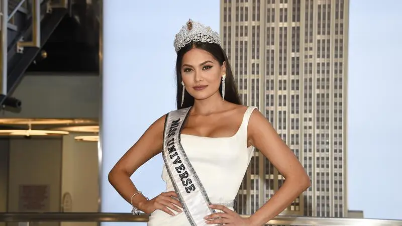 Miss Universe yang baru dinobatkan, Andrea Meza dari Meksiko, berpose untuk media selama kunjungannya ke Empire State Building pada 18 Mei 2021, di New York. (Evan Agostini/Invision/AP, File)