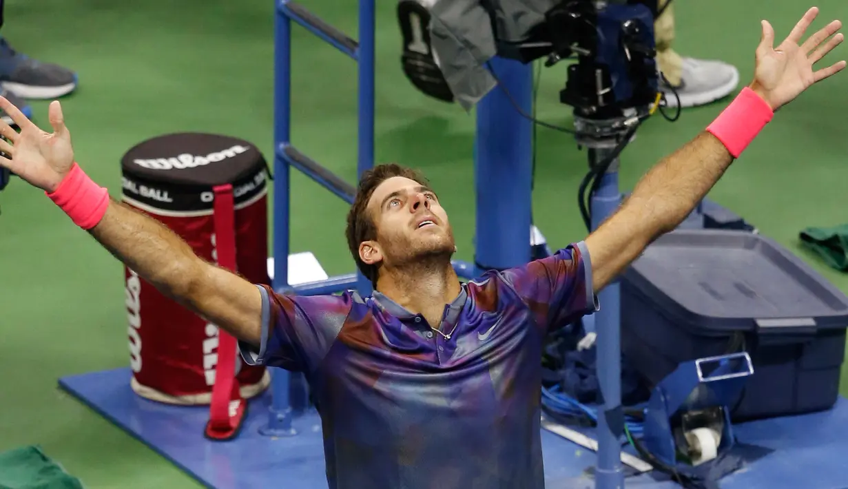 Petenis Argentina, Juan Martin del Potro berselebrasi setelah mengalahkan petenis Swiss, Roger Federer pada perempat final AS Terbuka 2017 di New York, Rabu (6/9). Del Potro secara mengejutkan mengalahkan Federer dalam empat set. (AP Photo/Kathy Willens)