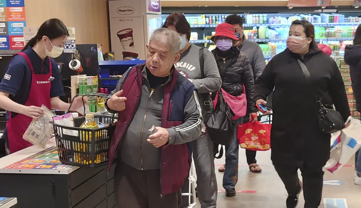 Orang-orang memakai masker saat berbelanja di supermarket di Taipei, Taiwan, Senin (20/2/2023). Tiga tahun setelah pandemi global COVID-19, Taiwan pada hari Senin mengatakan orang tidak lagi harus memakai masker setiap saat di dalam ruangan meskipun masih menerapkan beberapa pembatasan. (AP Photo/Chiang Ying-ying)