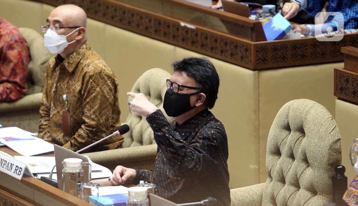 Menteri Pendayagunaan Aparatur Negara dan Reformasi Birokrasi (PANRB) Tjahjo Kumolo mengikuti rapat kerja dengan Komisi II DPR di Kompleks Parlemen, Senayan, Jakarta, Rabu (24/3/2021). Rapat kerja tersebut membahas rekrutmen CPNS tahun 2021. (Liputan6.com/Angga Yuniar)
