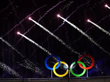 Kembang api mewarnai pembukaan Olimpiade Rio 2016 di Stadion Maracana, Rio de Janeiro, (5/8/2016). (AFP/Martin Bernetti)