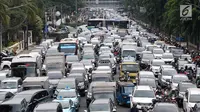 Kendaraan terjebak kemacetan di Jalan Medan Merdeka Timur, Jakarta, Rabu (14/2). Demo yang digelar sopir taksi online di depan Istana Negara menyebabkan kemacetan di sejumlah ruas jalan akibat pengalihan arus lalu lintas. (Liputan6.com/Immanuel Antonius)