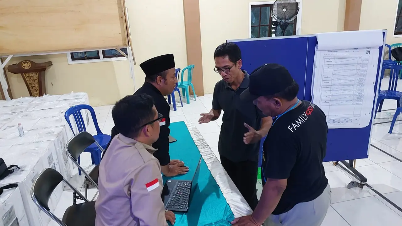 Komisioner KPU Jember Ahmad Hanafi (kanan baju hitam) menindaklanjuti laporan dugaan kecurangan hasil perolehan suara saat rekapitulasi tingkat Kecamatan Sumberbaru yang digelar di salah satu balai desa di kecamatan setempat (Istimewa)