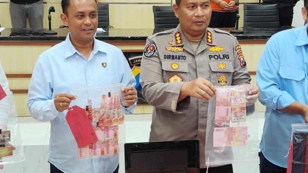 Selain itu, ada pula enam unit handphone, lalu satu buah laptop, uang Rp4.4 juta dari tersangka HA dan uang Rp2,2 juta dari tersangka BSW.