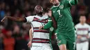 Bek timnas Irlandia, Callum Robinson berebut bola dengan gelandang Portugal Danilo Pereira pada laga Grup A Kualifikasi Piala Dunia 2022 Zona Eropa di Stadion Aviva, Jumat (12/11/2021) dinihari WIB. Diwarnai kartu merah Pepe, Portugal ditahan imbang 0-0 oleh Irlandia. (AP Photo/Peter Morrison)