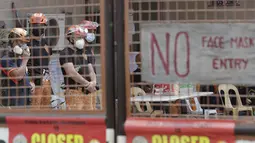 Tim penyelamat berdiri di dalam kompleks Pabrik Es TP Marcelo di Navotas, Filipina, Kamis (4/2/2021). Gas ini bisa menjadi racun bagi manusia jika dihirup dalam jumlah besar, kata seorang pejabat.  (AP Photo/ Aaron Favila)