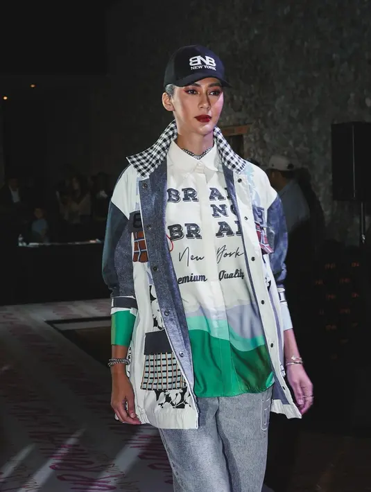 Paula Verhoeven pilih tampil dengan gaya yang lebih boyish dari koleksi kolaborasinya. Ia padukan kemeja lengan panjang dengan jaket multi motif dan warna. [@paulaverhoeven]