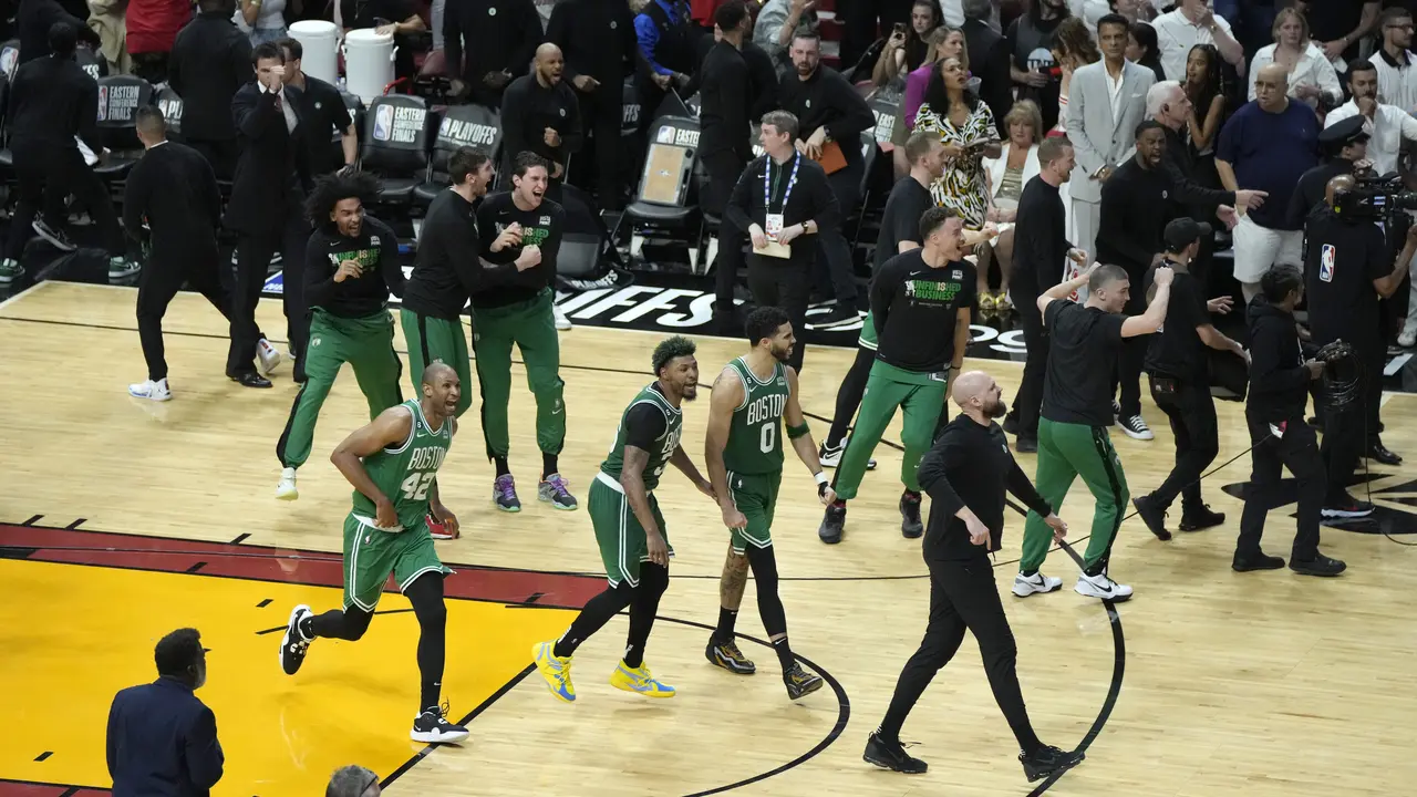 Selebrasi pemain Celtics usai mengalahkan Heat di gam enam final Wilayah Timur NBA