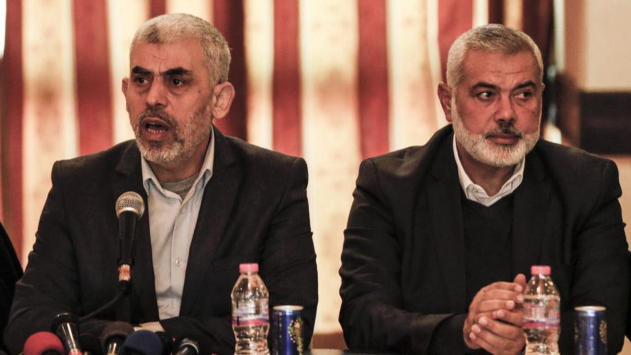 Yahya Sinwar (kiri) dan Ismail Haniyeh pada Desember 2017.