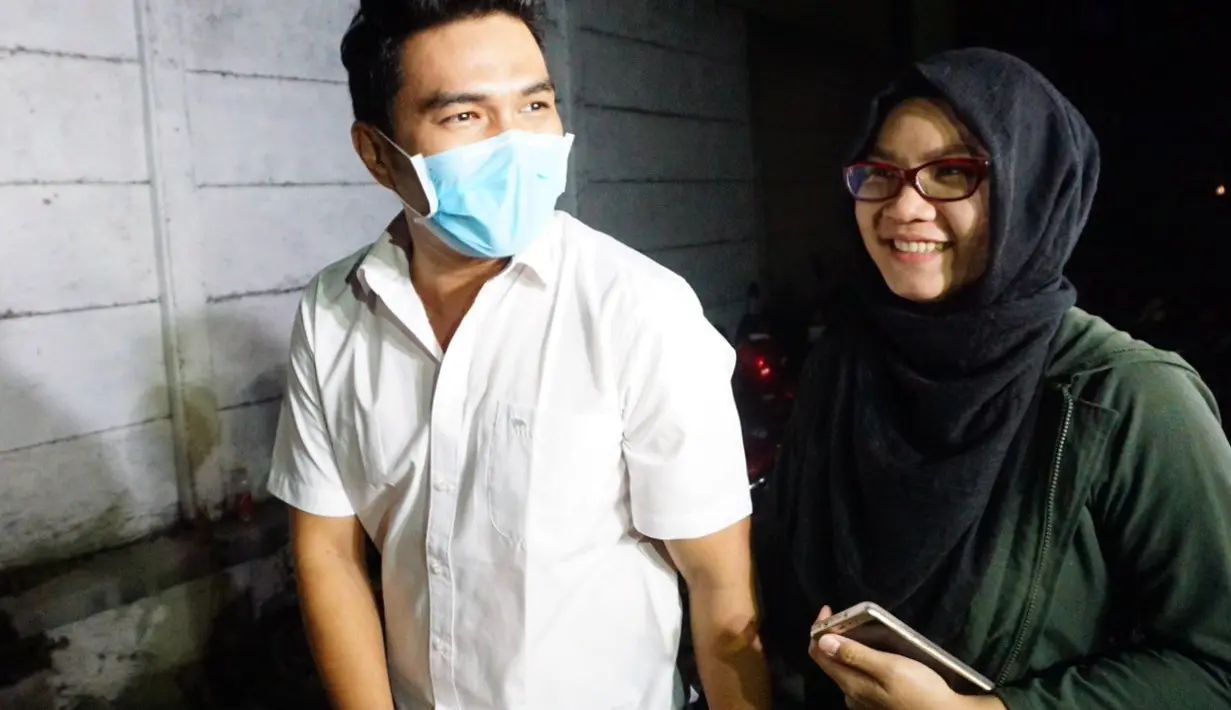 “Waktu didiagnosa yang menitikkan air mata malah istri aku, Georgia. Aldi harus kuat nih gak boleh menunjukkan kesedihan,” ujar Aldi Taher ditemui di kediamannya di kawasan Cempaka Putih, Jakarta Pusat, Rabu malam (26/10/2016). (Syaiful Bahri/Bintang.com)
