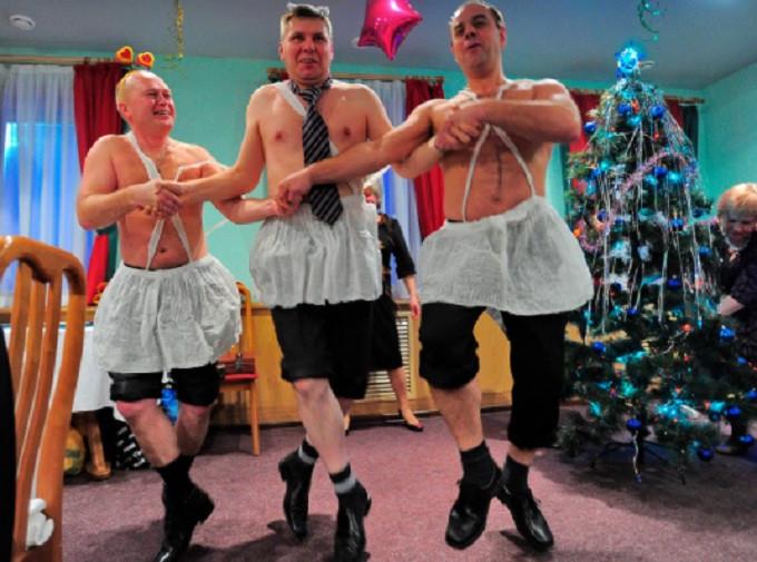 Tiga orang pria tanpa busana berdansa di pesta Natal perusahaan (RBTH Indonesia)