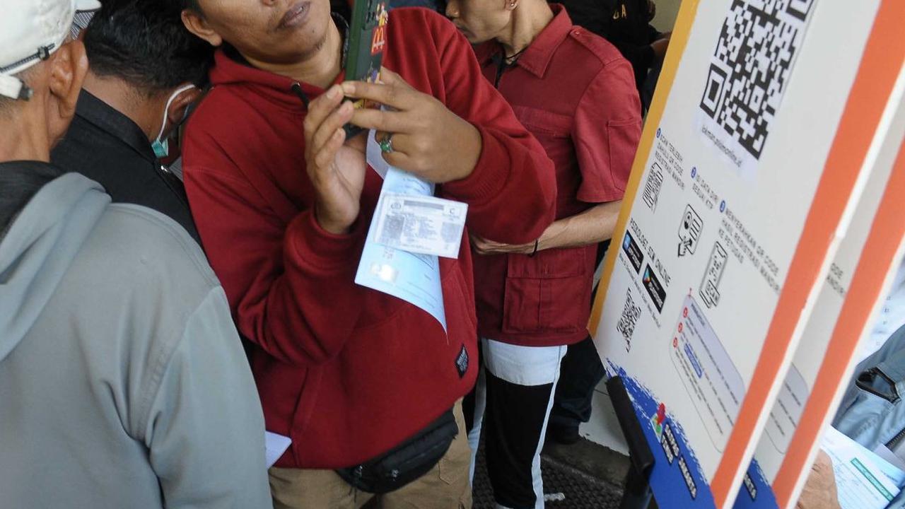 Pemohon melakukan scan barcode saat akan mengisi formulir pendaftaran untuk
mengikuti pemeriksaan kesehatan dan tes psikologi.