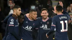 PSG berhasil lolos ke babak 16 besar sebagai runner-up Grup A usai mengalahkan Club Brugge 4-1 dalam matchday terakhir fase grup Liga Champions 2021/2022, Selasa (7/12/2021). Dua Brace Kylian Mbappe dan Lionel Messi juga mencetak rekor dari hasil tersebut. (AFP/Franck Fife)