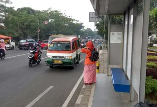 Para sopir angkot di Kota Bandung, Jawa Barat, belakangan ini kerap mengeluhkan sepinya penumpang. (Liputan6.com/Huyogo Simbolon)
