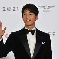 Aktor Korea Selatan Song Joong Ki berpose di karpet merah Busan International Film Festival (BIFF) ke-26 di Busan Cinema Center, Busan, Korea Selatan, 6 Oktober 2021. (Jung Yeon Je/AFP)