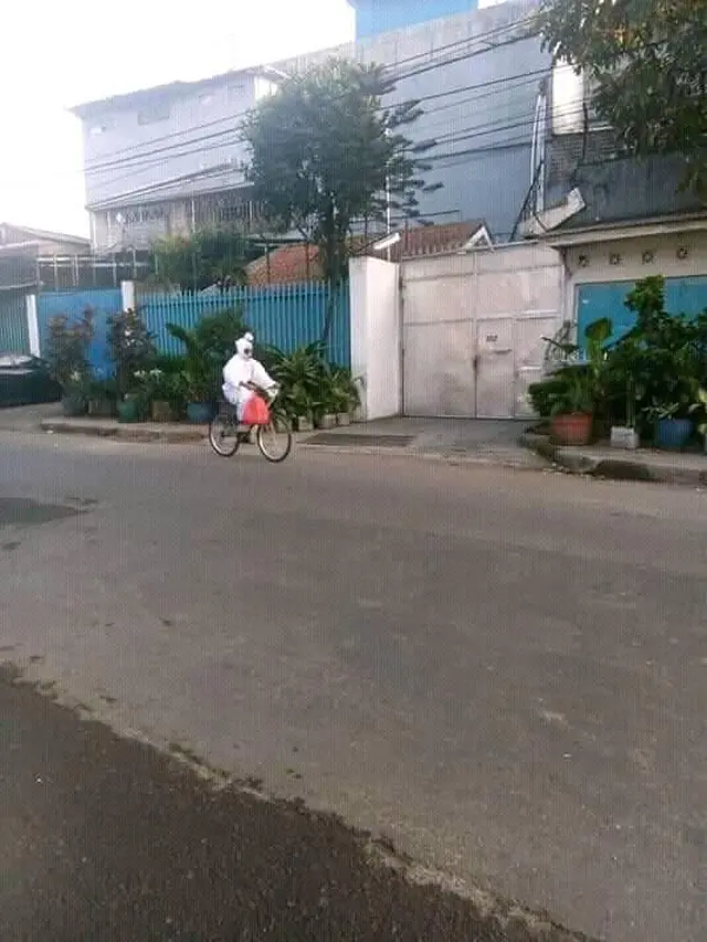 Gagal Seram, Ini 6 Potret Orang Dandan Seperti Pocong di Siang Hari Ini Kocak