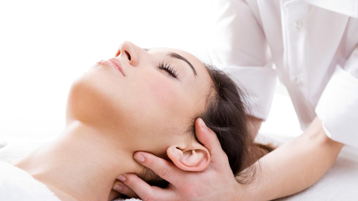 Manfaat Ear Massage Setiap Pagi untuk Wajah yang Lebih Segar hingga Meredakan Stres