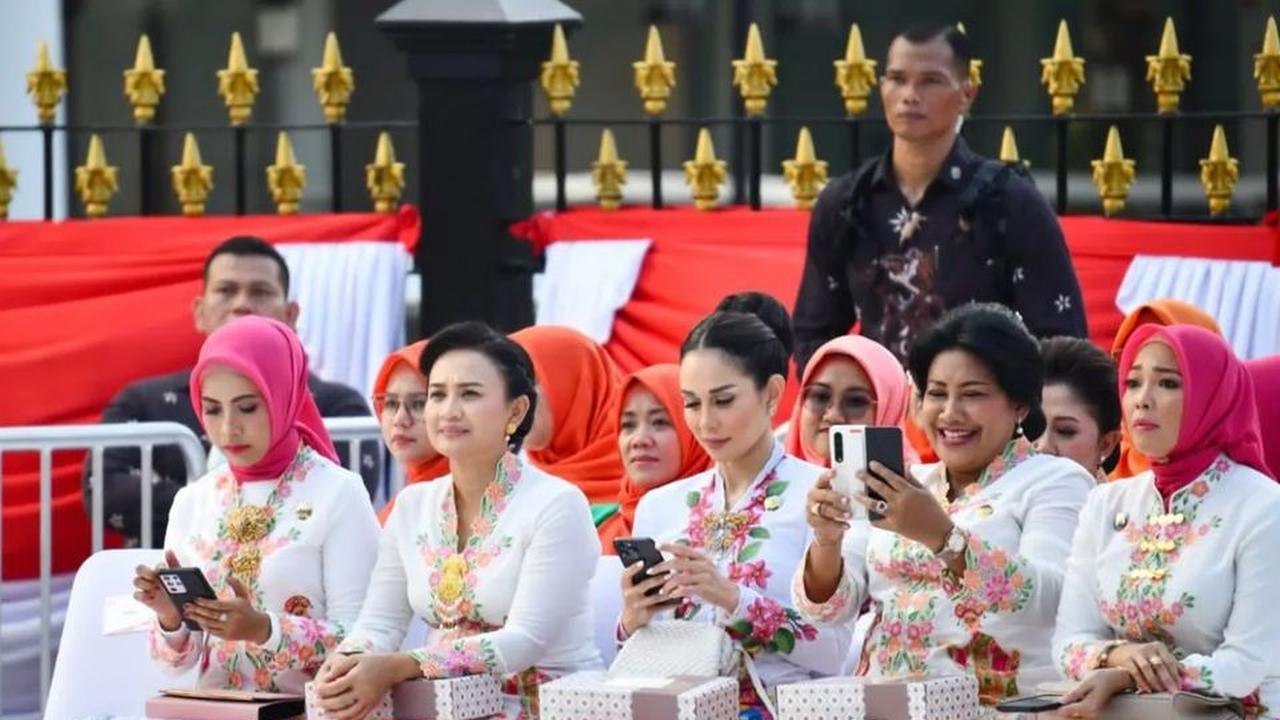 Meriahkan Acara Istana Berkebaya