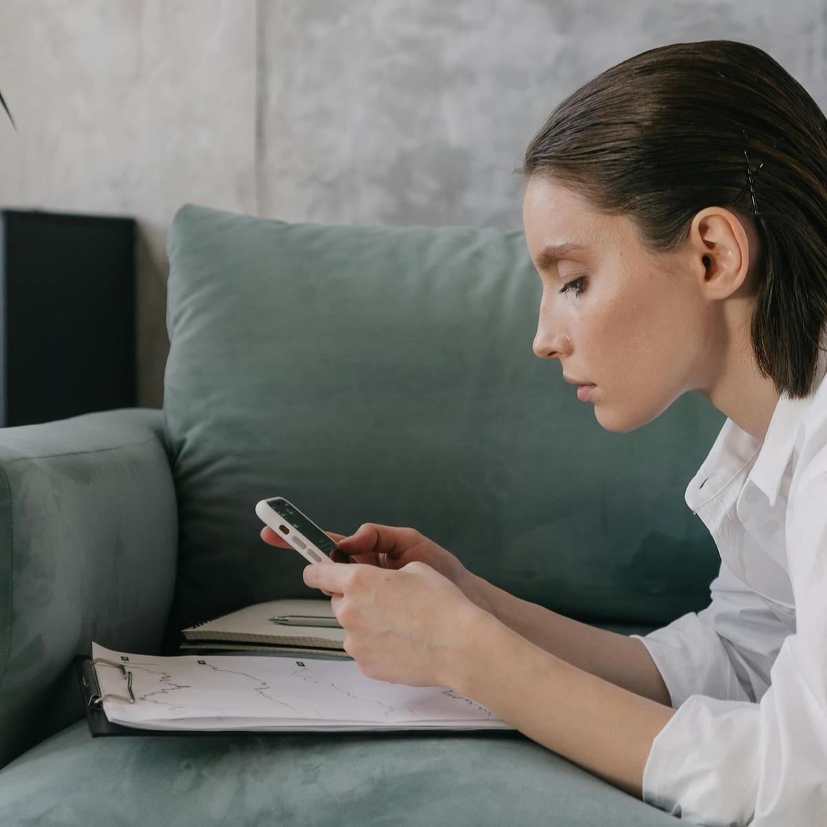 Ilustrasi Seorang Perempuan Kecanduan Smartphone (©Pexels)
