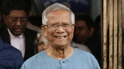 Sekretaris pers Presiden Mohammed Shahabuddin, Joynal Abedin mengumumkan Muhammad Yunus dipilih sebagai pemimpin sementara pengganti Hasina pada Rabu (7/8/2024) pagi. (REHMAN ASAD / AFP)