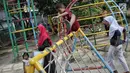 Anak-anak bermain di RPTRA Taman Kenanga, Jakarta, Selasa (28/9). Di mana taman tersebut akan dibangun di Jakarta Utara, Barat dan Pusat. Di mana empat RPTRA di Jakpus, lima di Jakut, dan dua di Jakarta Barat. (Liputan6.com/Faizal Fanani)