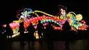 Pengunjung melihat salah satu lentera tematik yang dipamerkan dalam festival The Great Lanterns of China di Pakruojis Manor, Lithuania, Rabu (25/12/2019). Festival ini berlangsung hingga 6 Januari 2019. (Petras MALUKAS/AFP)