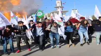 Sekelompok demonstran sedang berpegangan tangan saat ledakan mengguncang di dekat stasiun kereta api di Ankara, Turki. (www.youtube.com)