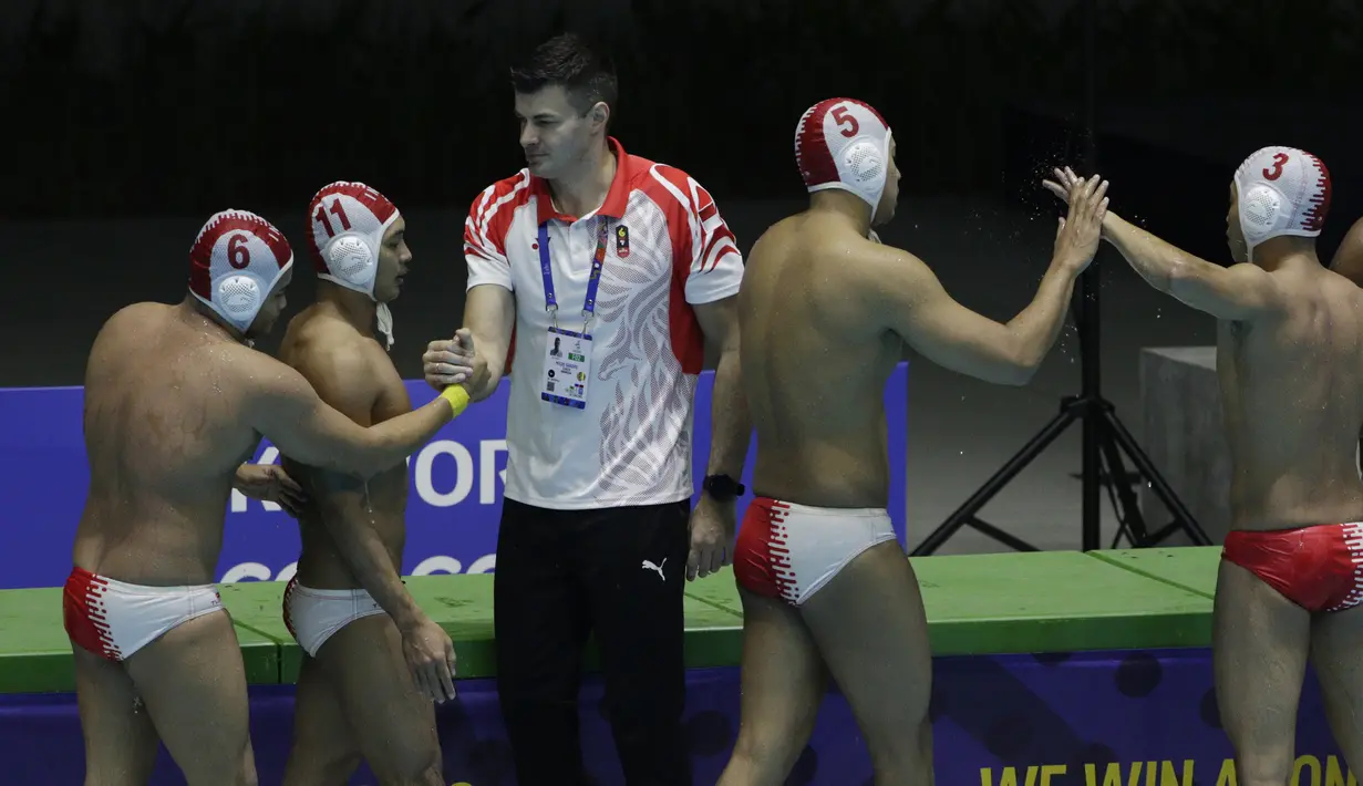 Pelatih polo air Indonesia, Milos Sakovic, menyalami pemainnya usai mengalahkan Malaysia pada laga SEA Games 2019 di Aquatic Center, Clark, Jumat (29/11). Indonesia berhasil meraih emas perdana dari cabang polo air. (Bola.com/M Iqbal Ichsan)