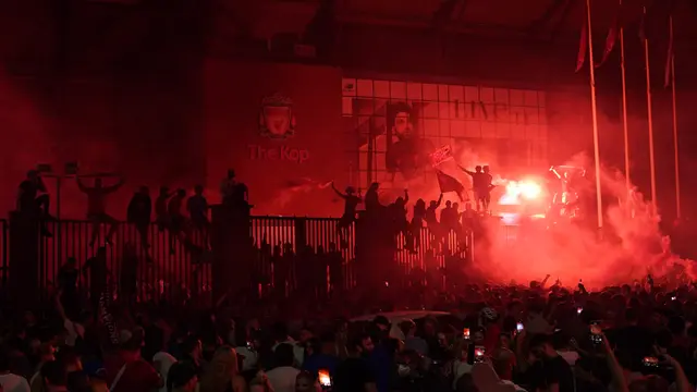 Liverpool Juara Liga Inggris, Fans Merahkan Langit Anfield