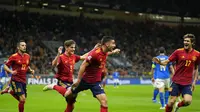 Para pemain Spanyol merayakan gol yang dicetak Ferran Torres ke gawang Italia pada semifinal UEFA Nations League, Kamis (7/10/2021) dini hari WIB di Stadion San Siro, Milan, Italia. (AP Photo/Antonio Calanni)