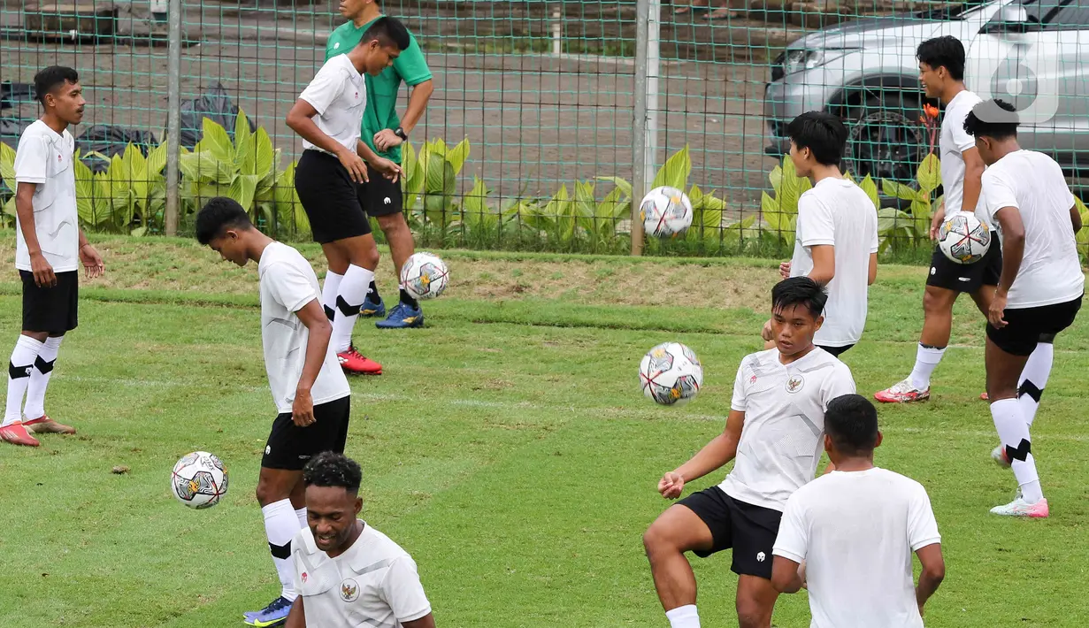 Para pemain Timnas Indonesia U-22 saat mengikuti sesi latihan tim di Lapangan A Senayan, Jakarta, Kamis (2/3/2023). Latihan timnas U-22 langsung dipimpin oleh Indra Sjafri. (Liputan6.com/Herman Zakharia)