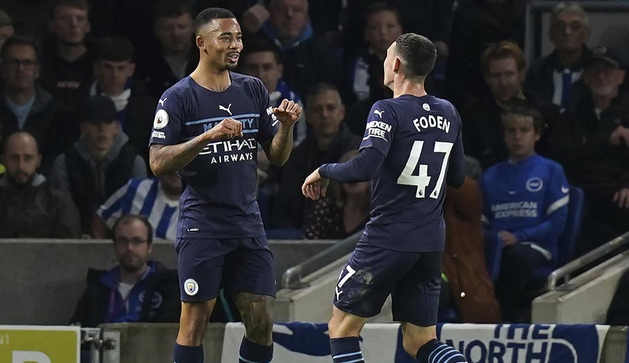 Tiga menit berselang Manchester City unggul 3-0. Phil Foden (kanan) kembali mencatatkan namanya di papan skor usai membelokkan tendangan Gabriel Jesus hingga bersarang di pojok kanan gawang Robert Sanchez. (PA via AP/Gareth Fuller)