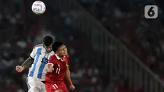 Pemain Timnas Indonesia Dendy Sulistyawan (kanan) berebut bola atas dengan pemain Argentina Cristian Gabriel Romero saat laga FIFA Matchday di Stadion Utama Gelora Bung Karno (SUGBK), Jakarta, Senin (19/6/2023). (Liputan6.com/Helmi Fithriansyah)