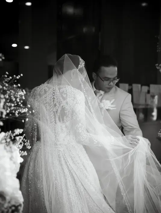 Penampilan kedua mempelai tentu turut menarik perhatian, terutama sang mempelai wanita yang tampil begitu anggun memesona di hari bahagia tersebut. [IG/fcgweddings/myrnamyura]